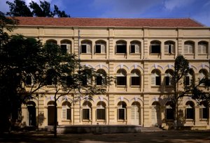 越南的殖民建筑：Puginier School 的细节，由 Monsignor Puginier 创建的基督教学校，建于 1898 年，军事风格的建筑。 作者 法语学校