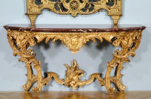 控制台，由Jules-Michel Hardouin（1635-1737）设计，Pierre Turpin和Michel II Lange制作，约1725年（雕花鎏金木，大理石桌面（griotte de campan））。(另见491455) 作者 法语学校