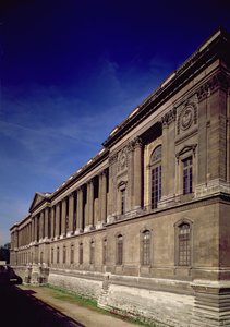 由Claude Perrault（1613-88）和其他人设计的东立面，正门和柱廊，始于1678年，由Jacques Germain Soufflot（1713-80）1774完成 作者 法语学校