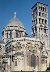 与absidial教堂和钟楼的chevet的外部视图，建立c.1125-1135 作者 法语学校