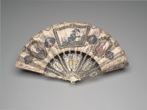 1780年代，带有中国风场景，肖像，田园人物和静物的折扇（象牙，烫金，珍珠母贝，玻璃或无色水晶，以及粘贴宝石（后来）） 作者 法语学校