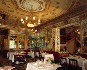 皇宫花园中的 "Le Grand vefour "餐厅内景，该餐厅于18世纪建成。巴黎。 作者 法语学校