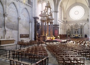 昂热大教堂（Maine et Loire）的内部景观，建于12至15世纪，代表了罗马式和哥特式风格的完美融合。 作者 法语学校