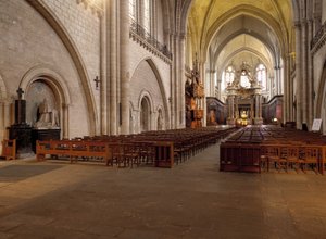 昂热大教堂（Maine et Loire）的内部景观，建于12至15世纪，代表了罗马式和哥特式风格的完美融合。 作者 法语学校