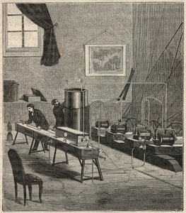 La liquefaction des gaz dans le laboratoire de Raoul Pictet (1878) - Raoul Pierre Pictet (1846-1929) 瑞士物理学家，进行氢气液化和凝固的实验，并研究低温下的物质特性 - 雕刻在 "Scie 作者 法语学校