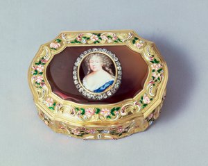 Louix XV椭圆形鼻烟壶，由Gabriel Gallois设计，巴黎，1738年（金，玛瑙和珐琅）