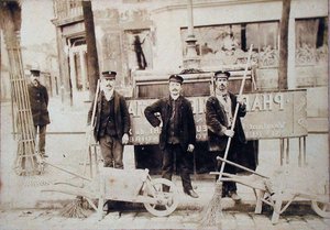 巴黎尘土飞扬的人，约1900年（棕褐色照片）。 作者 法语学校