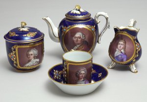 茶道服务的一部分，包括路易十六（1754-93）和玛丽·安托瓦内特（1755-93）的肖像，法国塞夫勒，1789年（瓷器）