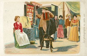 Photographer working outdoors (chromolitho) 作者 法语学校