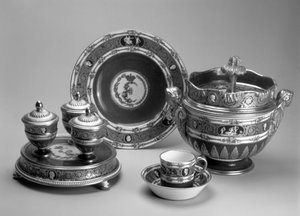 来自蓝色浮雕服务的盘子，盘子，杯子和碟子以及冰淇淋碗，Sevres，1778-79（软膏瓷）