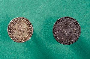 反面硬币：底部半法郎银币，印有法国国王亨利三世（1551-1589）的肖像 作者 法语学校