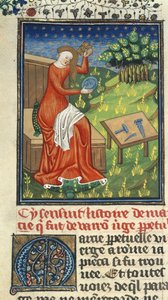 皇家 16 G. V, f.80 Cyzicus 的 Jaia，带梳子、镜子和雕刻工具，选自 Giovanni Boccaccio 的《De Claris Mulieribus》插图（牛皮纸上的墨水、彩色和金色）。 作者 法语学校