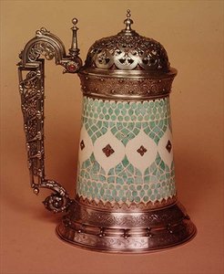 Rudolfi大啤酒杯，镶嵌有绿松石的象牙身体，镶嵌在银色中，镶有红宝石，巴黎，1865年（银色和象牙色） 作者 法语学校