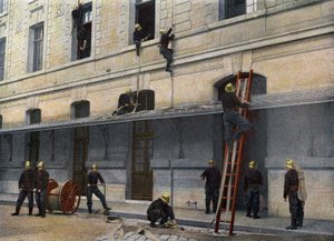 巴黎的Sappeurs Pompiersde。梯子在幕后。在幕后操纵梯子是最简单的。它重34公斤，宽0.45米，重新部署后高度为4米，分为两个平面，第二个平面的立柱被嵌入了 作者 法语学校