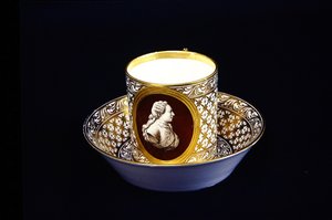 Sevres杯子和碟子与路易十六的肖像，1775（瓷器） 作者 法语学校