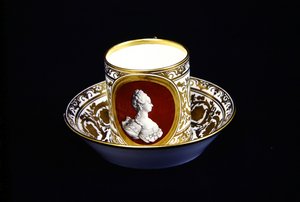 Sevres杯子和碟子与Marie-Antoinette，c.1773-4（瓷器）的肖像