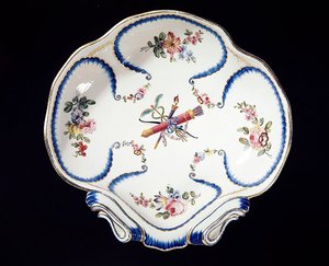 Sevres板饰有弓箭，1762年（彩陶） 作者 法语学校