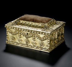 矩形镀金银色棺材，带有带靠垫的铰链盖，带有Lenusxlove坐便器，由Frances Teresa Stewart，里士满公爵夫人和Lennox拥有：Lennoxlove坐便器：法国，巴黎，1664年-1665年或1668年-1669年 作者 法语学校