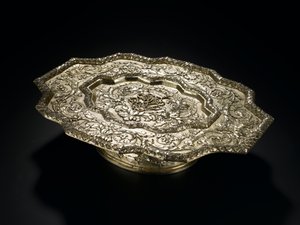弗朗西斯·特雷莎·斯图尔特（Frances Teresa Stewart），里士满公爵夫人和伦诺克斯（Lennox）公爵夫人拥有的Lennoxlove厕所服务的异形轮廓镀金银托盘：法国，巴黎，1666年-1667年 作者 法语学校