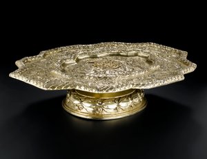 弗朗西斯·特雷莎·斯图尔特（Frances Teresa Stewart），里士满公爵夫人和伦诺克斯（Lennox）公爵夫人拥有的Lennoxlove厕所服务的异形轮廓镀金银托盘：法国，巴黎，1666年-1667年 作者 法语学校