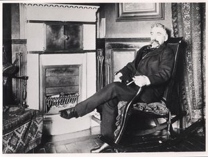 Stephane Mallarme（1842-98）坐在他位于巴黎Rue de Rome的家中的壁炉旁 作者 法语学校