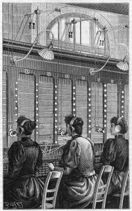 1895年，巴黎古腾堡街的电话局（中央电话局-标准电话局）。多表区有240个用户，由3名电话员服务。 作者 法语学校
