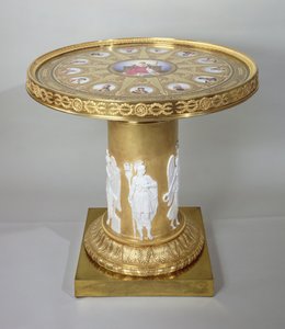 Austerlitz表，镶嵌Sevres牌匾纪念拿破仑在Austerlitz，1808-10（金和瓷）的胜利（另见150427） 作者 French School