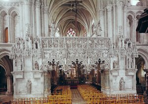 ÉgliseSainte-Madeleine的教堂中殿和内部，由Jean Gailde在1508-17之间展示以华丽的哥特式风格装饰的屏风 作者 法语学校