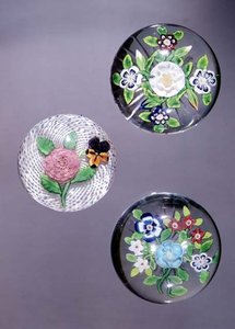 三个镇纸，LtoR：克莉茜玫瑰和三色堇，带有不透明的白色乳胶，两个百家乐花束，带星形切底 作者 法语学校