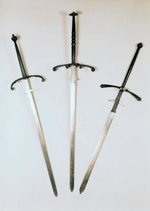 三把双手剑，1570（金属） 作者 法语学校