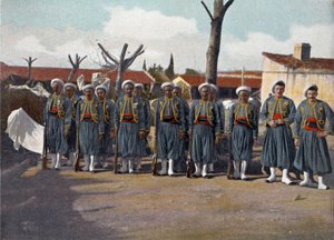 在 "军事相册 "中的 "Tirailleurs"。 作者 法语学校