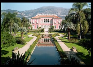 别墅Ile-de-France的门面和庭院的看法，建于1905-12 作者 法语学校