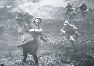 一战法国士兵在西线前进过程中被炮火击中 作者 法语学校