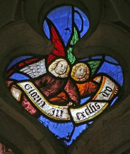 描绘天使的窗户："Gloria in excelcis Deo"（彩色玻璃）。 作者 法语学校