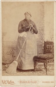 拿扫帚的妇女肖像，约 1885 年（照片1885 年（照片） 作者 GC乌林