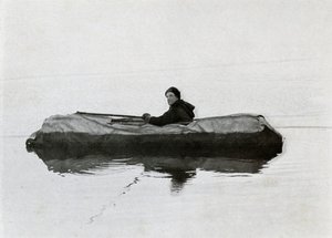 1911年，1913年，坎贝尔在皮划艇中漂浮