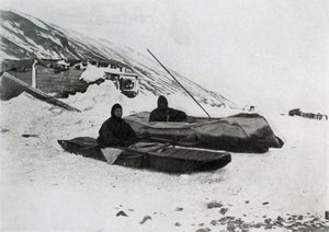 岸上的两只皮划艇，1913年，1913年 作者 G.默里·列维克