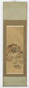 蹲着的、咆哮的老虎 作者 Gantoku Aoki