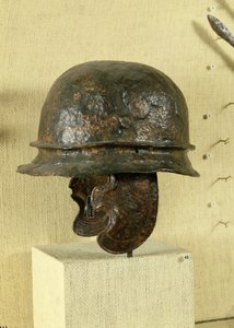 带颊护板的头盔，来自Alesia，Tene III（青铜）