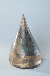 带有切割装饰的头盔，来自Berru，Marne（青铜）的墓（另见128317）