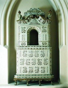 炉子，约1760年（瓦片上有铅和金的釉）。 作者 格但斯克学校