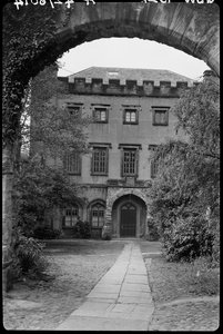 达勒姆郡学院9号门前的墙与拱门，1942年。