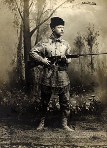 身着鹿皮的西奥多-罗斯福，达科塔地区，约 1885 年（黑白照片）