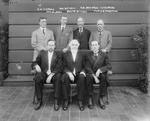 Charles Taze Russell（中）与Ernest Wilson V. Kuehn，William P. Hall将军，Robert B. Maxwell，JTD Pyles，Leslie W. Jones博士，FB Thompson教授，1911年