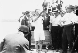 1912年，哈里·胡迪尼被钉上手铐，然后被钉入一个箱子并降到纽约湾