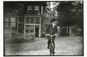 阿姆斯特丹 Keizersgracht 上的骑车人 作者 伤害机器人
