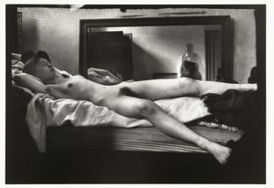 女性裸体肖像，镜中是正在拍摄的 Breitner