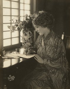 玛丽-皮克福德，身着和服，在书桌前写作，约 1918 年（黑白照片） 作者 Bartolomé Esteban Murillo 和工作室