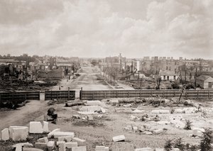 1865年火灾后的美国南卡罗来纳州哥伦比亚市（黑白照片）。