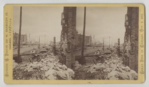 1871年1871年芝加哥火灾后，从LaSalle街角落向东看华盛顿街的立体照片（bw照片在卡片上）